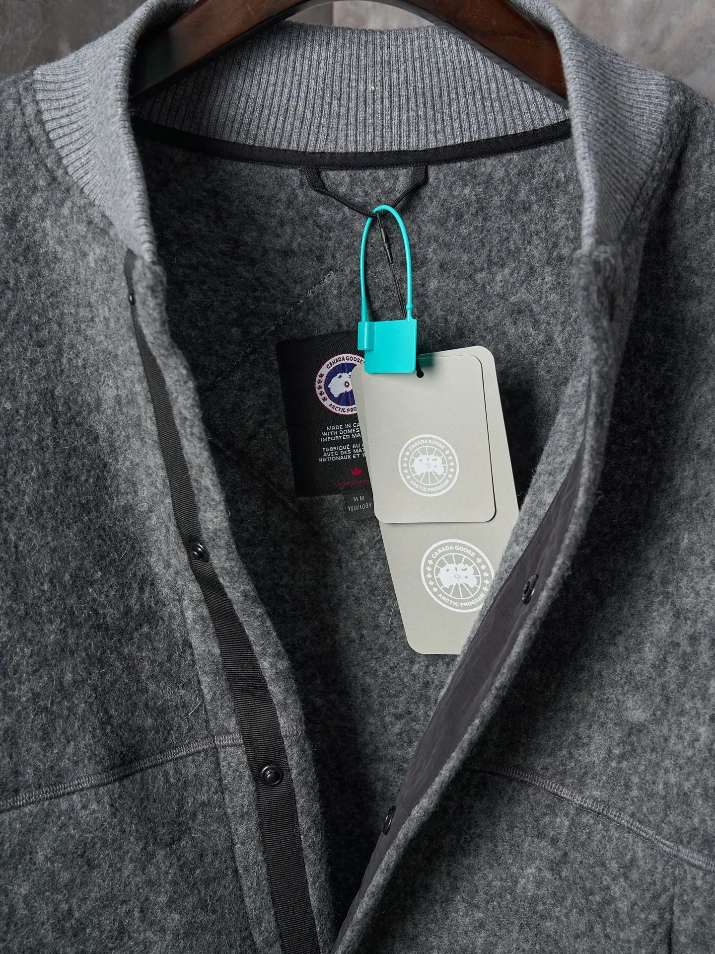 P760 Actual hanging auction] Canada Goose/Canada Goose Fleece Badge Button Cashmere Jacket [Color] Dark Gray Light Gray [Size] S M L XL Wool Blend Fabric: The main fabric of this jacket is light gray wool blend fabric to improve the wear resistance, wrinkle resistance and warmth of the fabric. Wool provides good warmth and a natural feel, while blended fibers enhance the fabric's practicality and durability.  RIBBED KNIT: The collar, cuffs and hem are ribbed knitted for added stretch and fit.  The cutting process needs to ensure that the texture and color of the fabric are evenly distributed, especially with this light gray tone, to avoid chromatic aberrations. The stretchability of wool-blend fabrics needs to be taken into consideration when cutting pieces to ensure dimensional stability of the finished garment.      Use a sewing needle and thread suitable for wool-blend fabrics to avoid damage to the fabric during sewing. The sewing stitches are even and firm to prevent thread stripping.      The temperature needs to be controlled during ironing to avoid high temperature damage to the fabric while keeping the fabric smooth and crisp.   The front and back body parts, sleeves and other main parts are stitched with flat seams to ensure a smooth silhouette.   Align the fabric texture at the splices to keep the look neat.     Details such as pockets and cuffs are designed with inset pockets to increase practicality and aesthetics.     The splicing areas are reinforced to improve durability.  The white circular armband on the left arm is an important part of the brand identity and is finely sewn to ensure it is strong and flat.